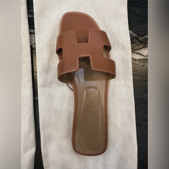 ✨ Hermes Oran Flat Sandal - Caramel/Gold ✨ - Picture 2 of 11